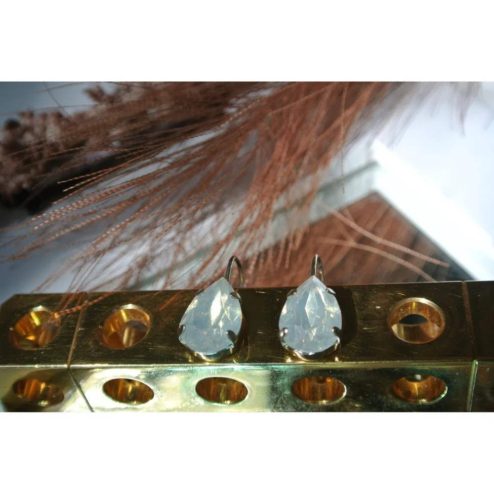 Unbranded Teardrop Milky White Faceted Stone Leverback Earrings OS